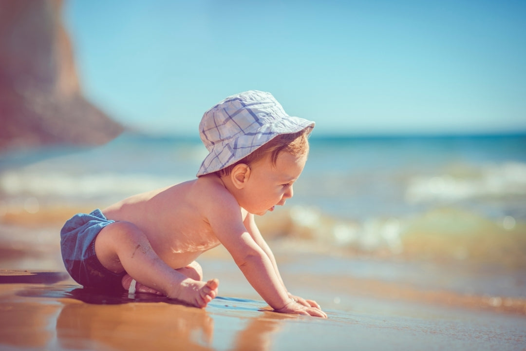 Première baignade en extérieur pour bébé