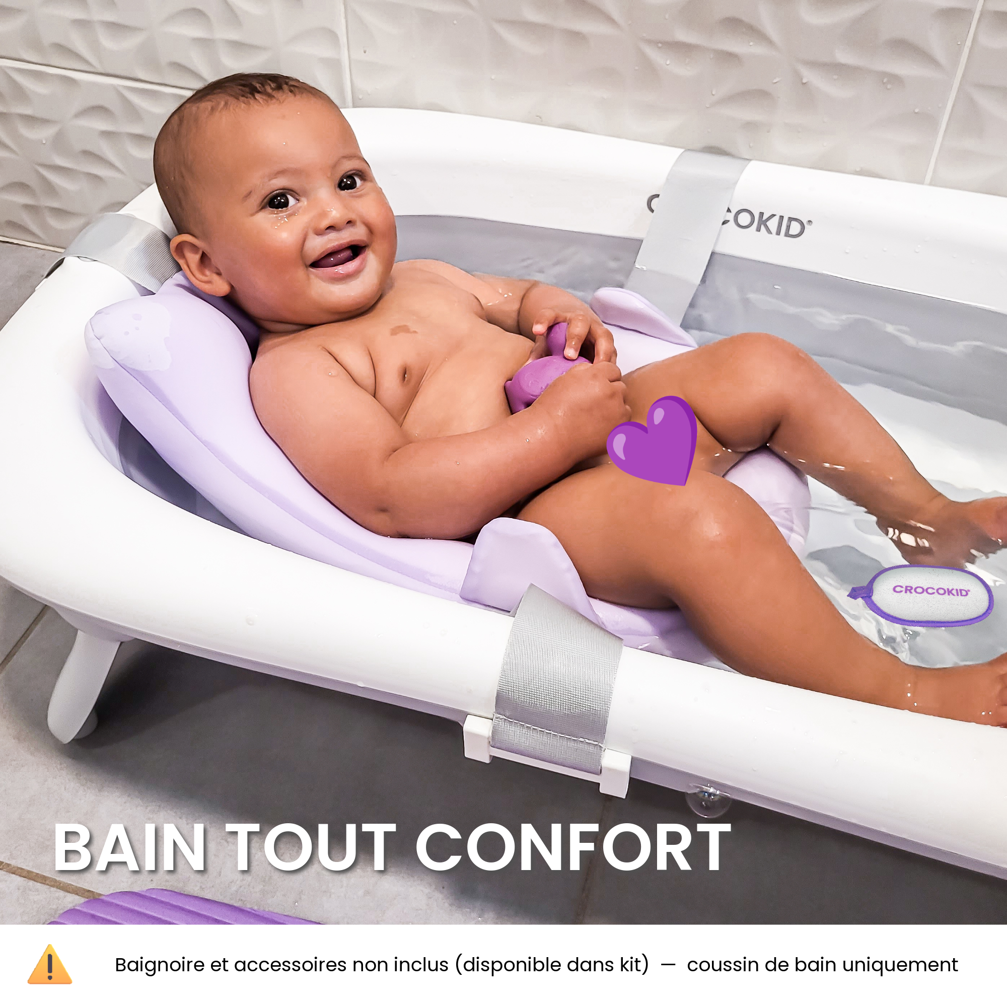 Bébé détendu pendant le bain grâce au coussin de bain ergonomique CROCOKID® pour un moment tout confort