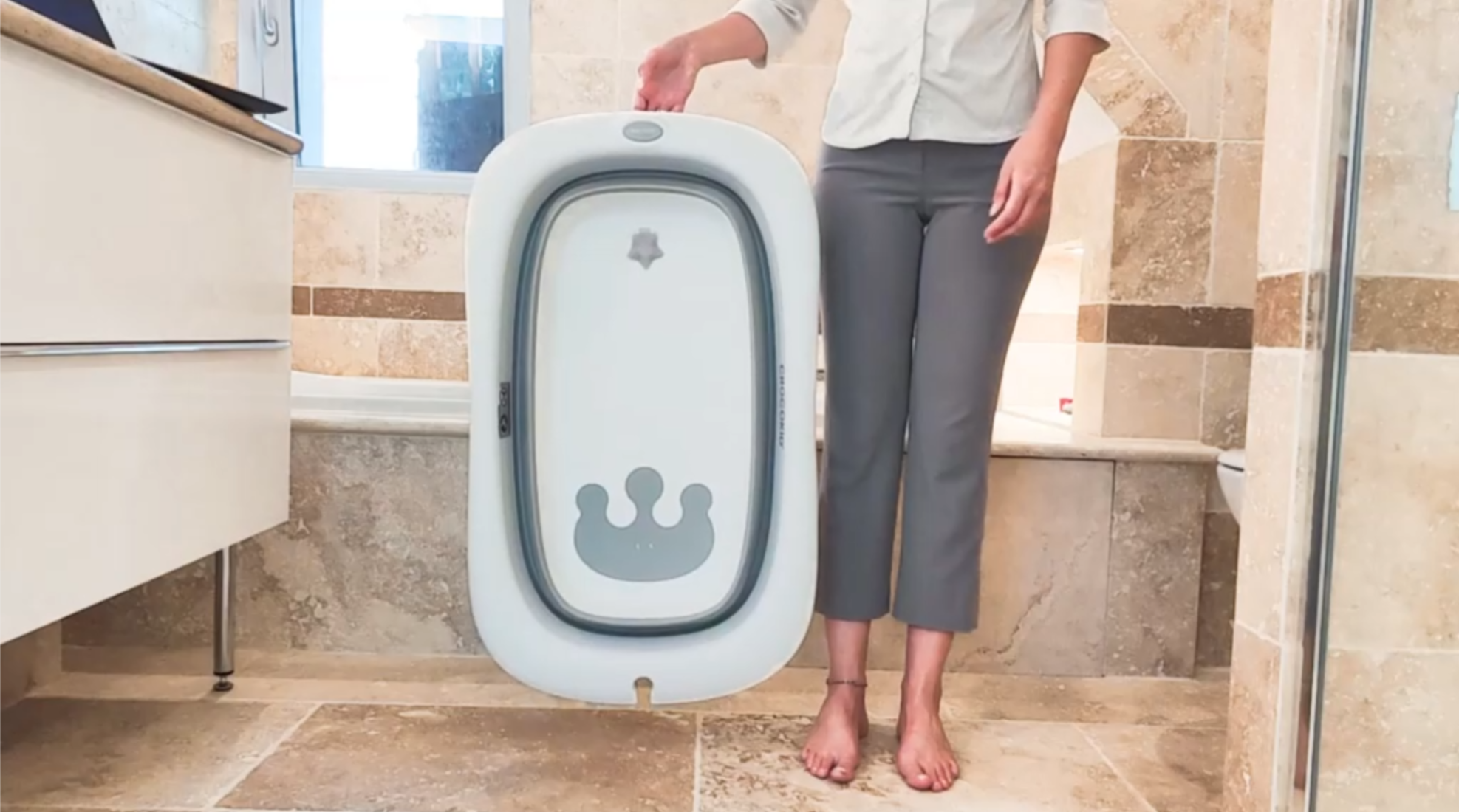 Présentation de la baignoire pliable Crocokid. Pliage et dépliage, utilisation.